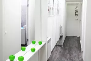 Коридор в клинике на Политехнической