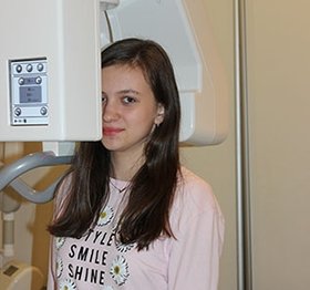 Девочка у рентгеновского аппарата