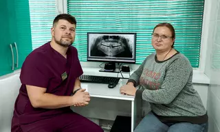 Пациентка на приеме у имплантолога